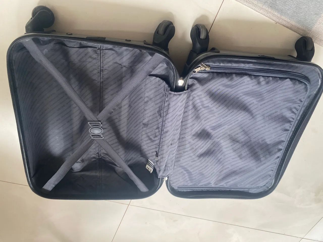 Mala de Bordo Travelcross Cinza - Com Bolso Frontal para Notebook e Rodinhas 360°  - Foto 2