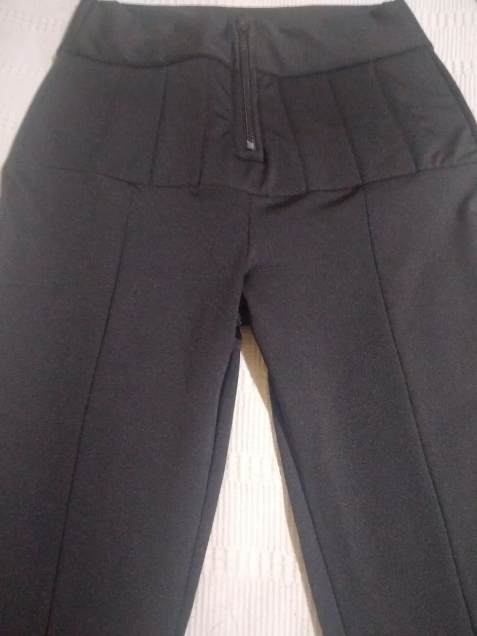 Calça preta novíssima  com ziper na frente g