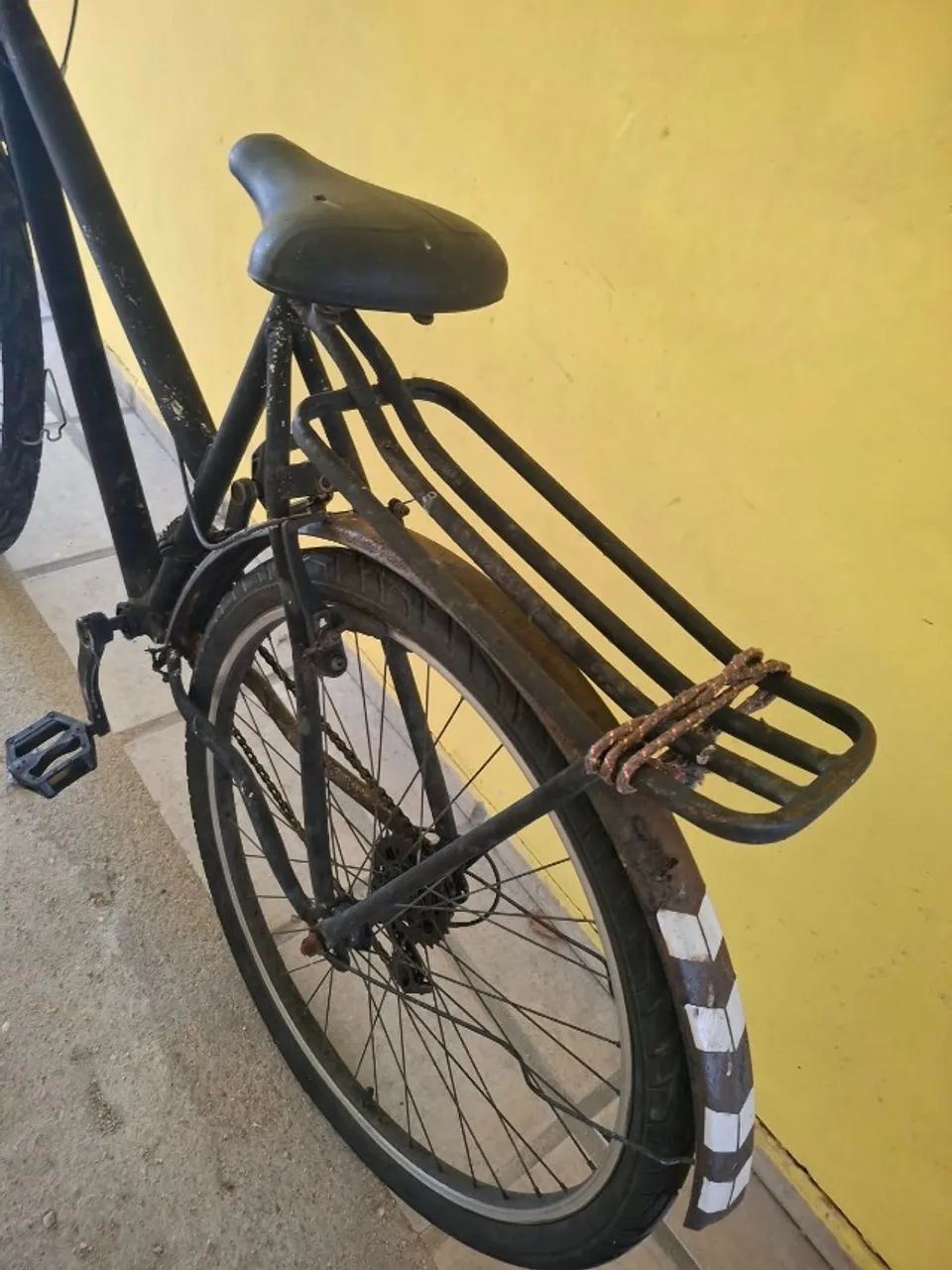 Bicicleta Aro 26 preta com bagageiro - Foto 4