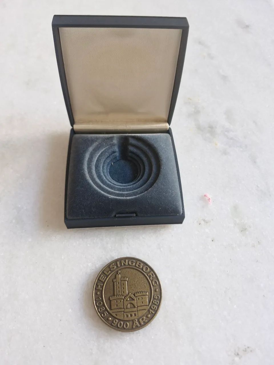 Medalha comemorativa de bronze de Helsingborg datada de 1985. - Foto 3