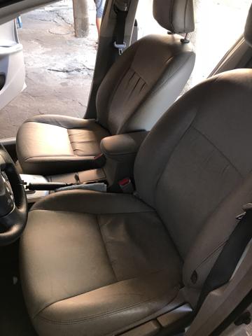 Toyota Corolla xei 13/14 Carro em excelente estado - Foto 19