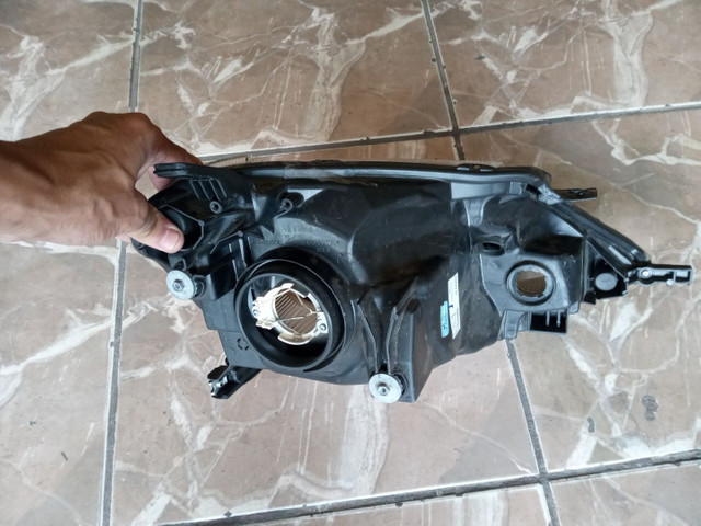 Farol esquerdo Toyota Etios (carcaça preta ) - Foto 4