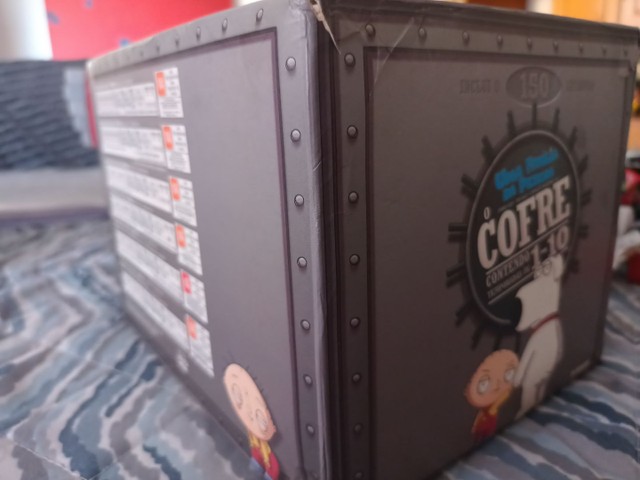 Box de DVDs contendo 10 temporadas do Family Guy