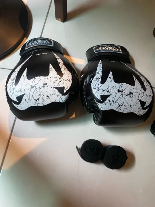 Vendo/Troco Luvas de Boxe/Muay thai Venum + Par de bandagens Venum - Novo - Foto 2