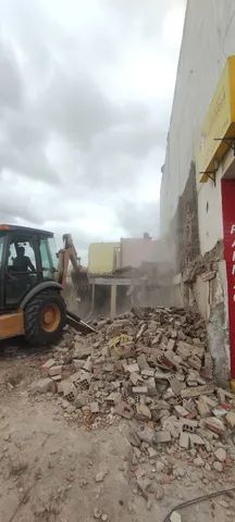 Demolição casa prédio galpão retroescavadeira caçamba 