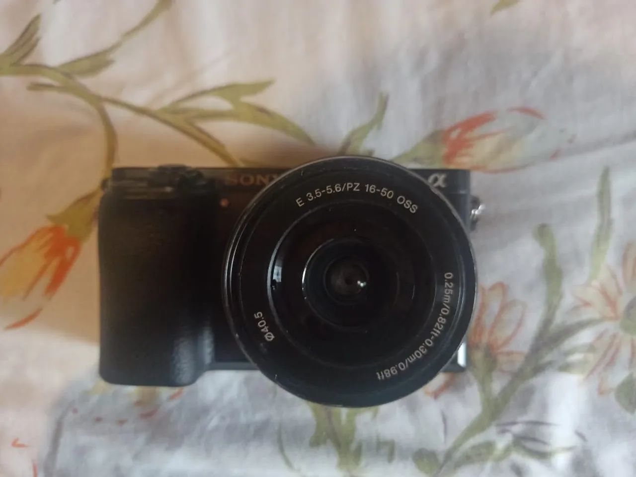 Câmera Sony Alpha 6000 com Lente 16-50mm