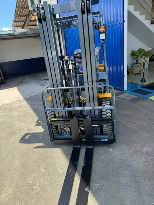 EMPILHADEIRA PLASNOX NOVA 2.5T TORRE TRIPLEX DIESEL