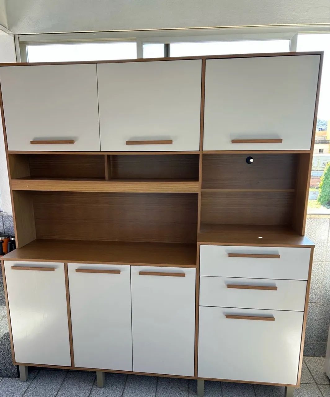 Armário de Cozinha Branco com Acabamento em Madeira