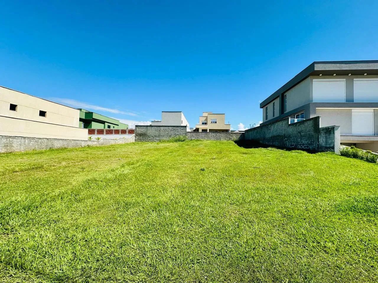 LOTE JARDINS NÁPOLES  |    CONDOMÍNIO FECHADO FGR   |  PRÓXIMO A PORTARIA   |  SENADOR CAN