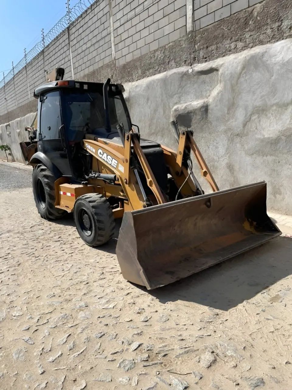 Retroescavadeira 580n 4x4 ano 2012