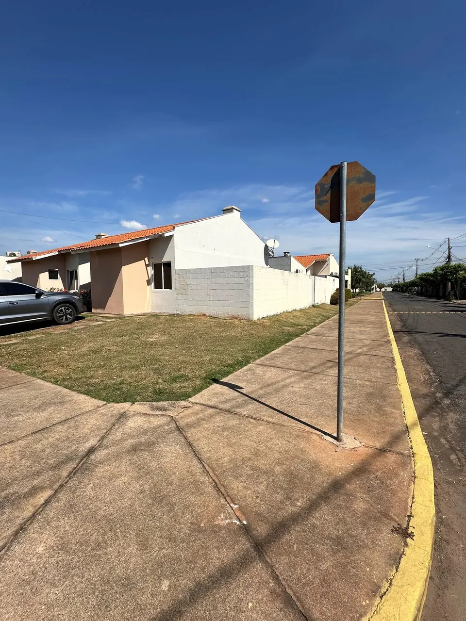 Oportunidade Casa esquina terreno maior 197m² Condomínio Rubi em Várzea Grande.