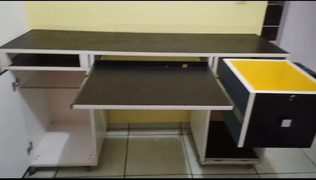 Mesa de Escritório com Gaveta e Armário