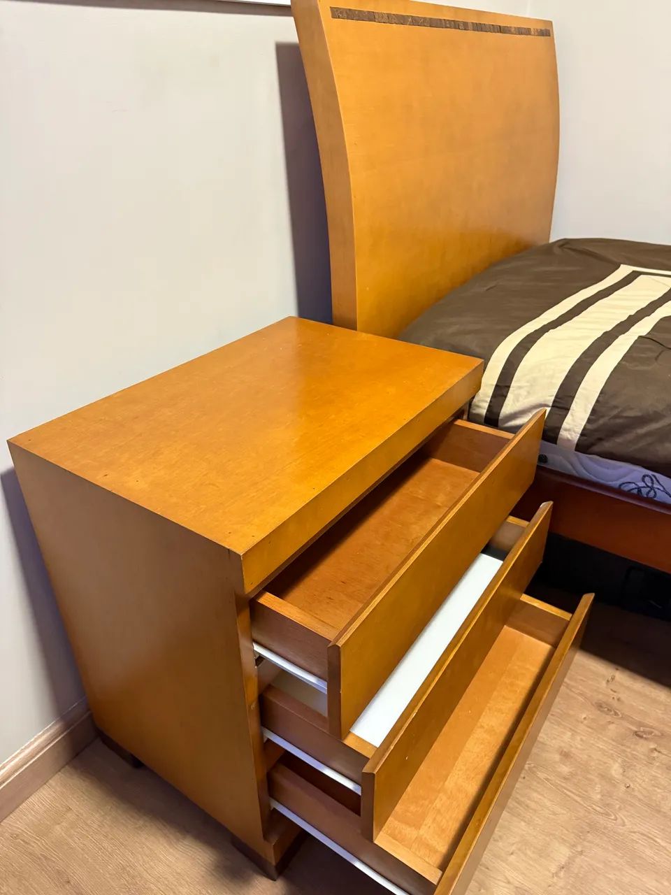 Kit Cama de Solteiro com mesa de cabeceira e colchão em madeira maciça - Foto 3