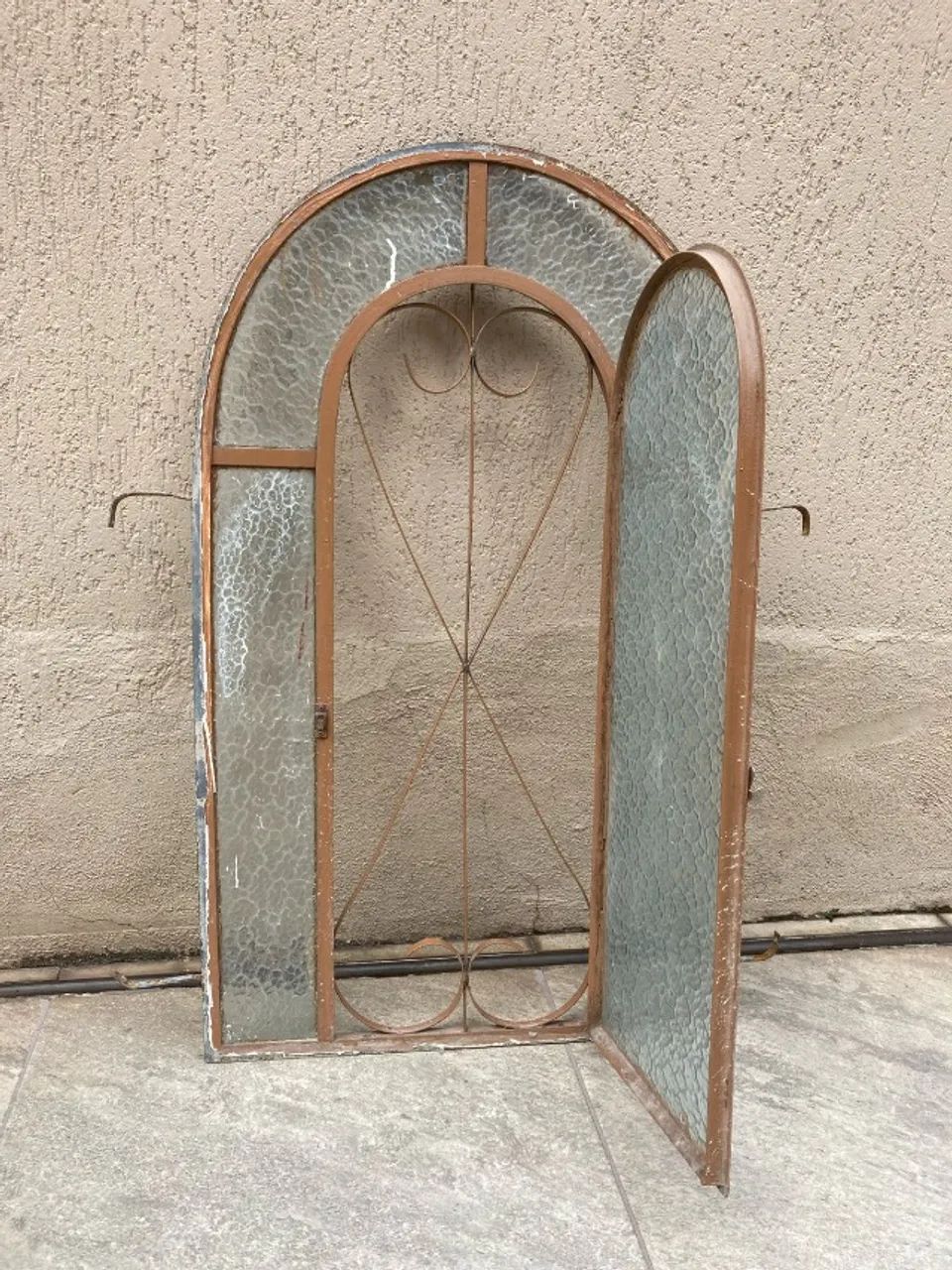 Colonial-style swing window64301535812099122