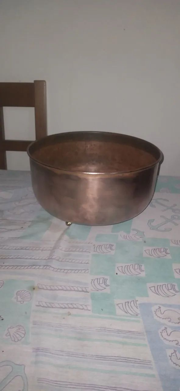 Tacho de cobre antigo com tres pes em formato de patas