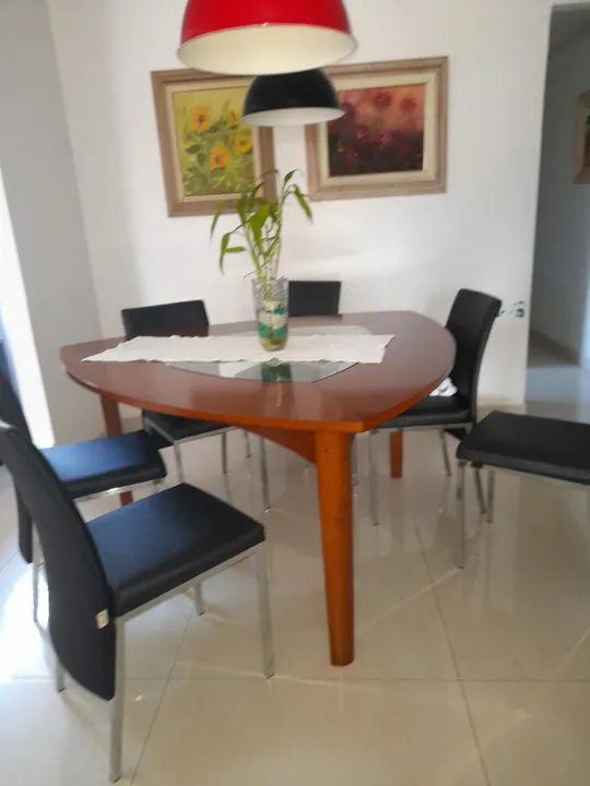 Mesa de Jantar Triangular em Madeira com 6 cadeiras