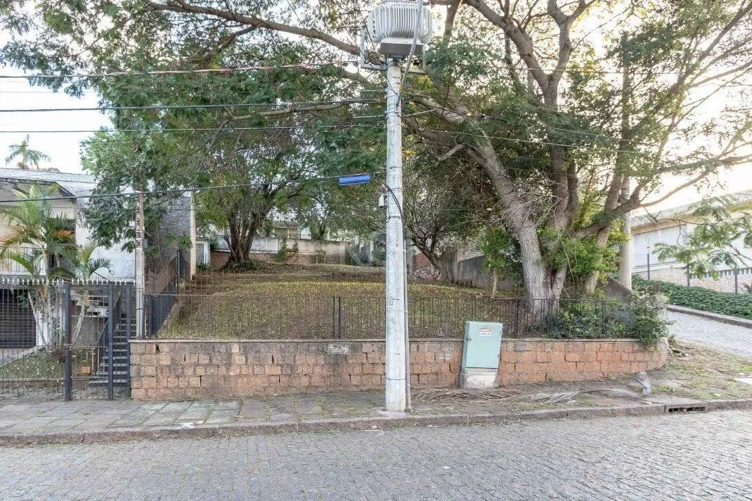 Imobiliária vende ótimo terreno de esquina em região tranquila, em local alto no Medianeir