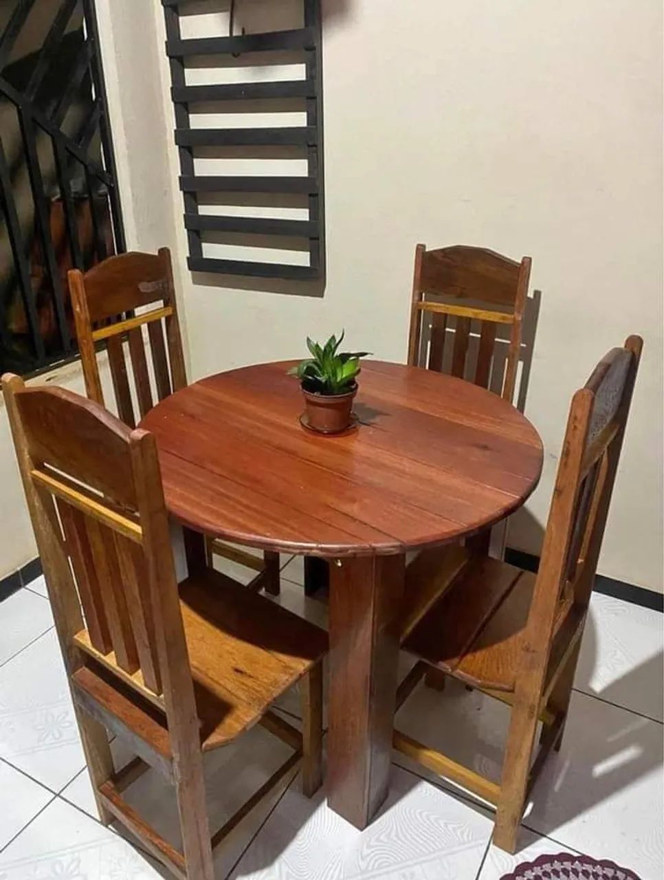 Vendo Mesa de Madeira com 4 Cadeiras  - Foto 4