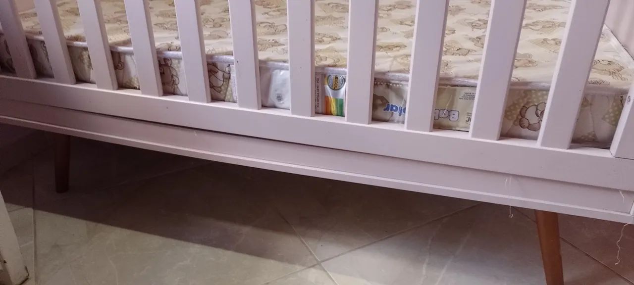 Berço Infantil Rosa com Detalhes em Madeira