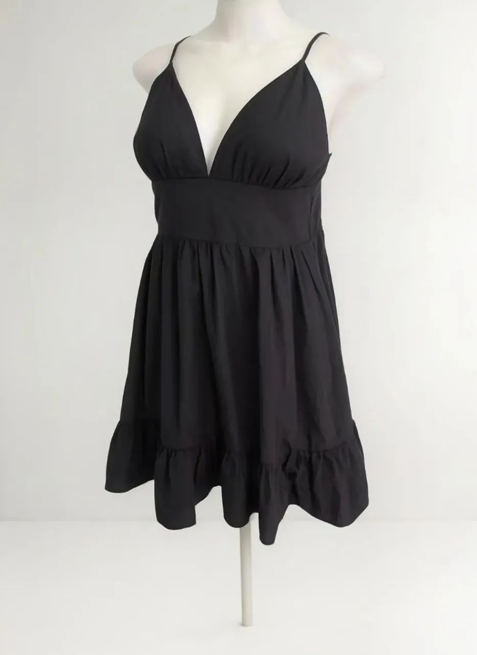 Vestido Preto com Decote em V e Babado - Foto 2