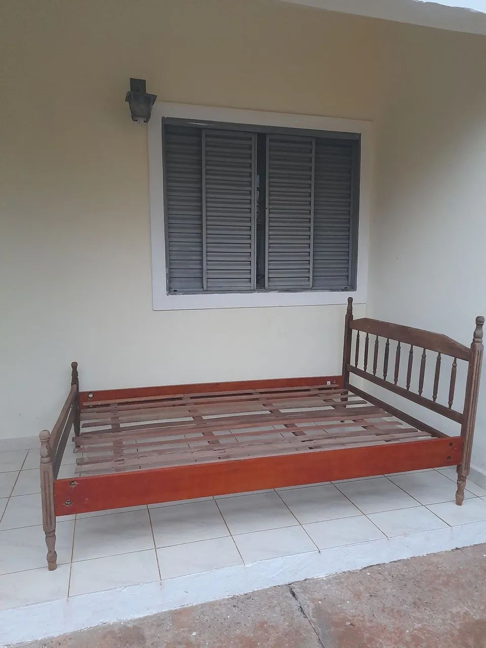 Cama de madeira maciça