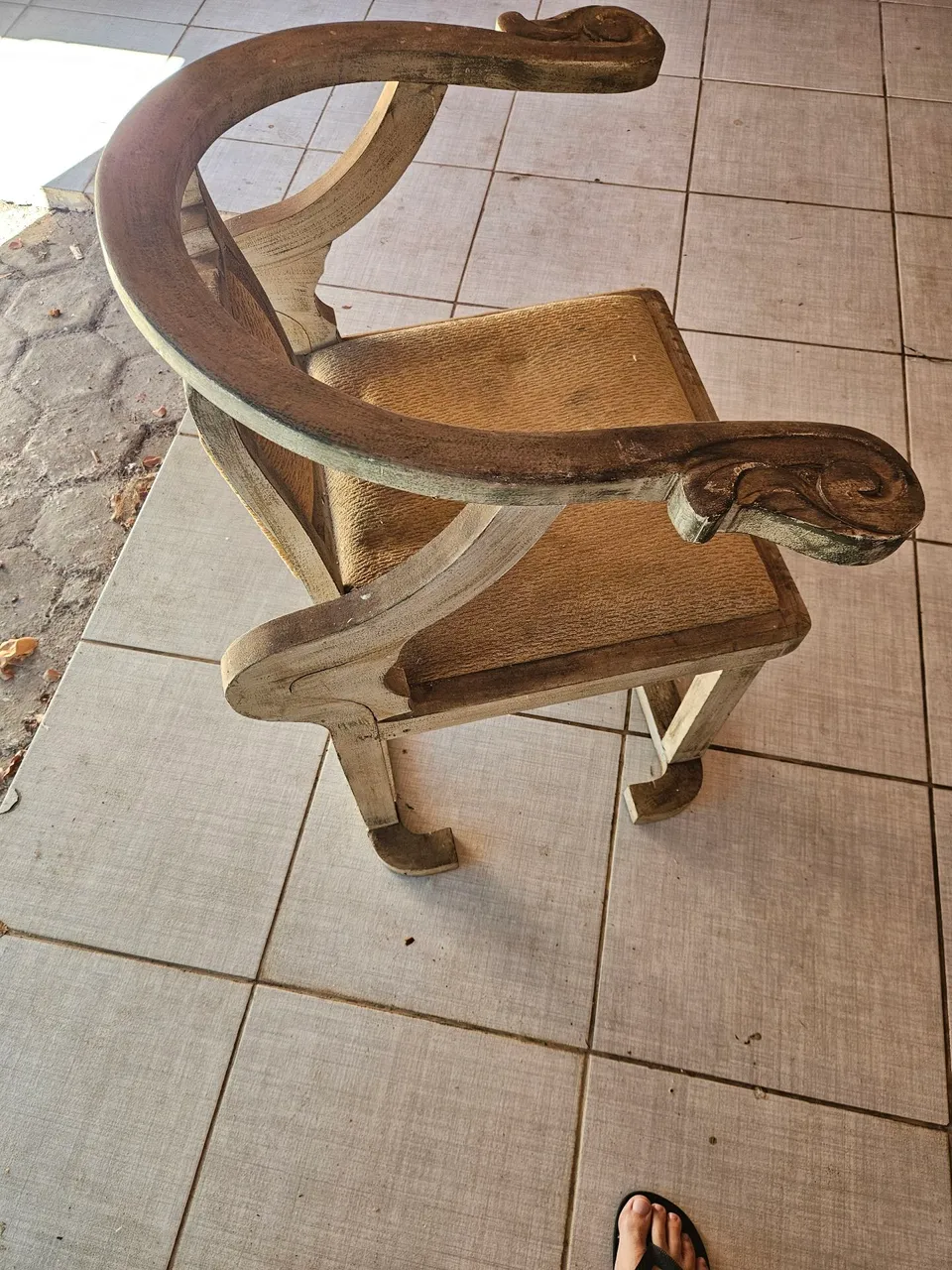 Cadeira de Madeira Artesanal com Detalhes