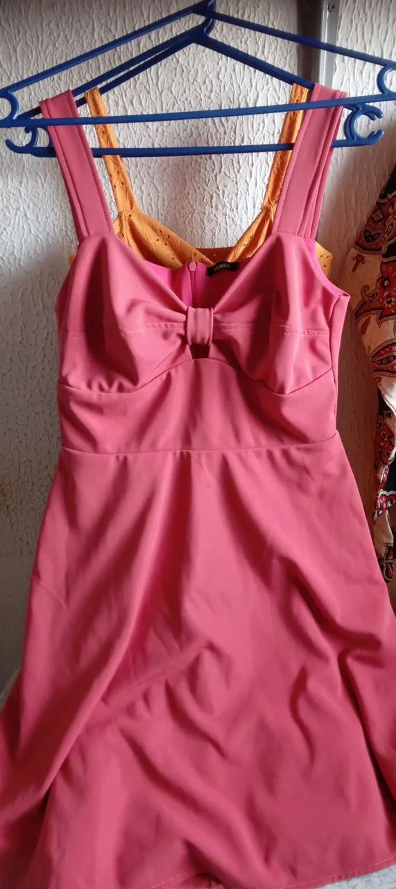 4 Vestidos e 1 Macaquinha Tamanho M