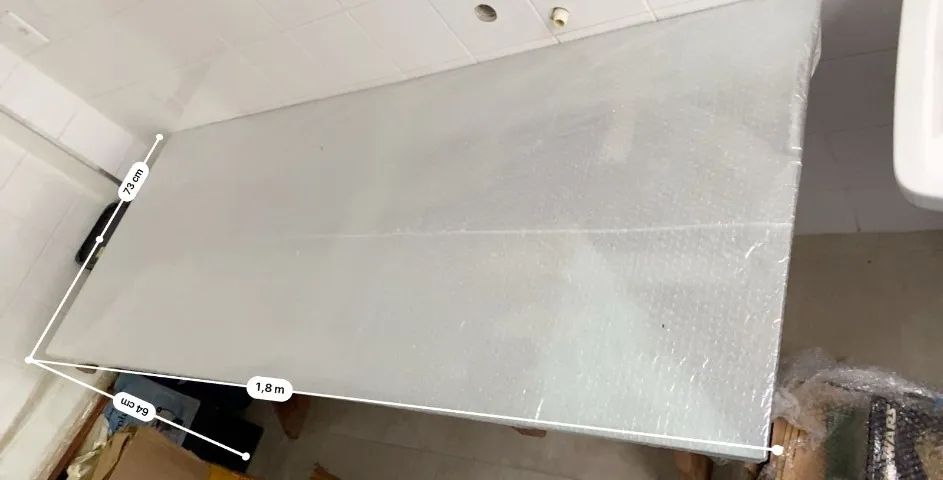 Mesa de vidro e pés de madeira