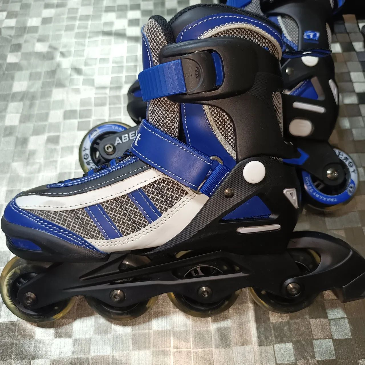 Patins Inline Abel 5 - Tamanho 33 ao 36 - Traxart + proteção e capacete Traxart - Foto 4