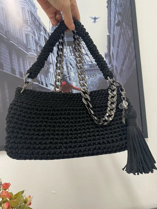 Bolsa Clutch de crochê preta com corrente