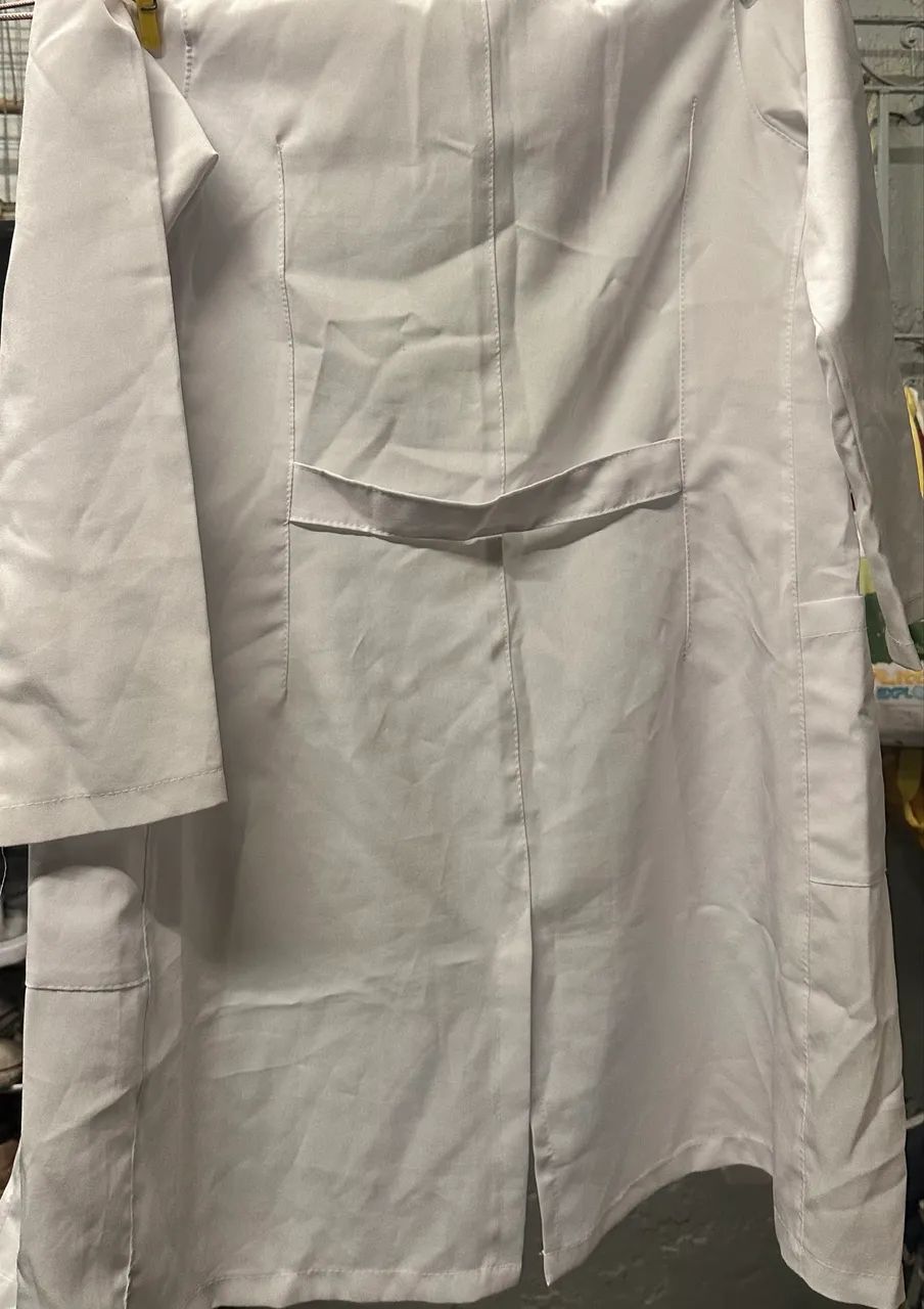 Vendo 2 Jalecos ou doa-se !!