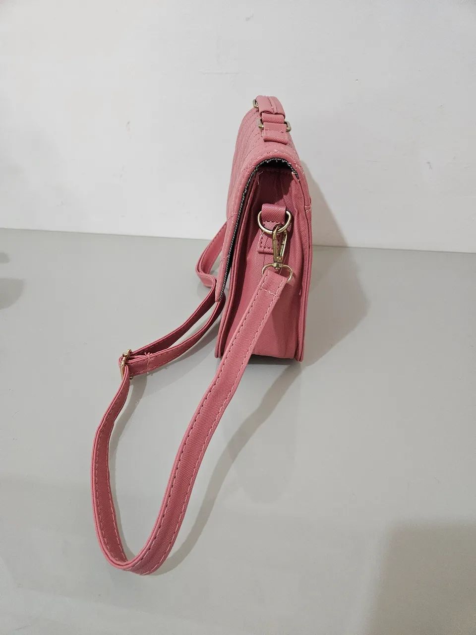 Bolsa feminina rosa com alça transversal - Foto 3