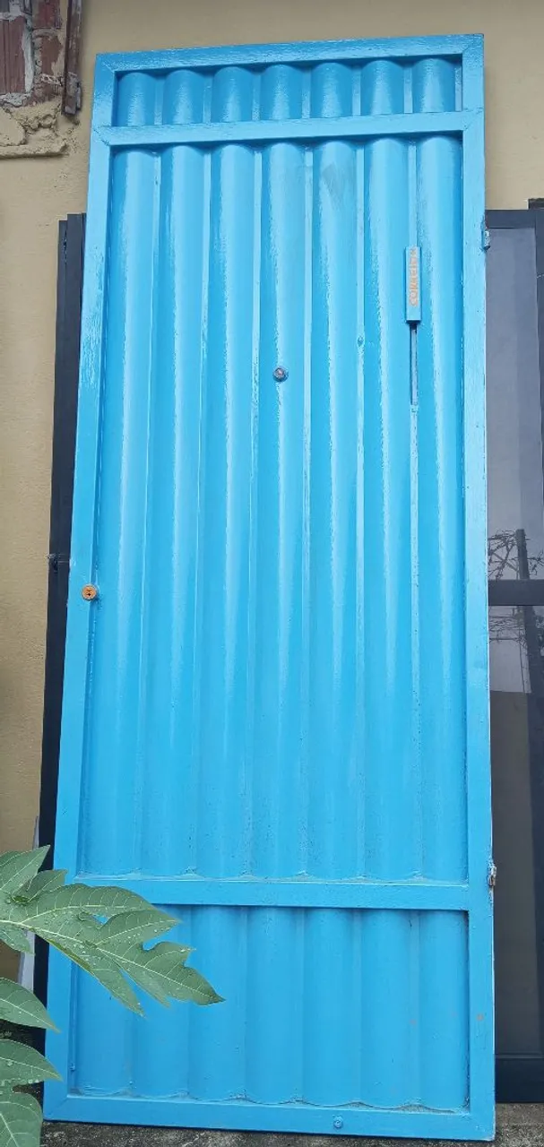 Porta de aço social GRANDE medindo 0,94 x 2,44