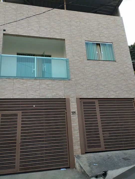Casa com 2 garagens, terraço, 3 quartos, sala, cozinha, 2 banheiros