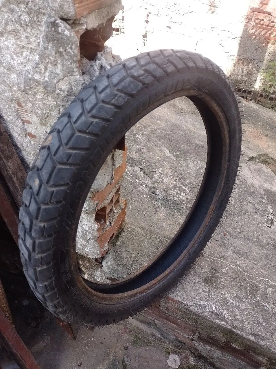 Pneu de moto usado