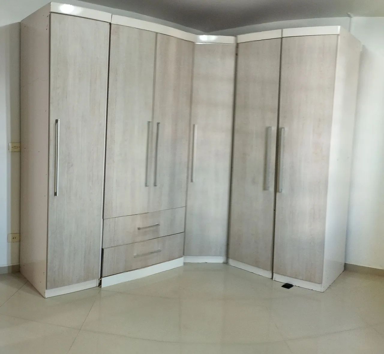 Guarda-Roupas de Madeira com 6 Portas