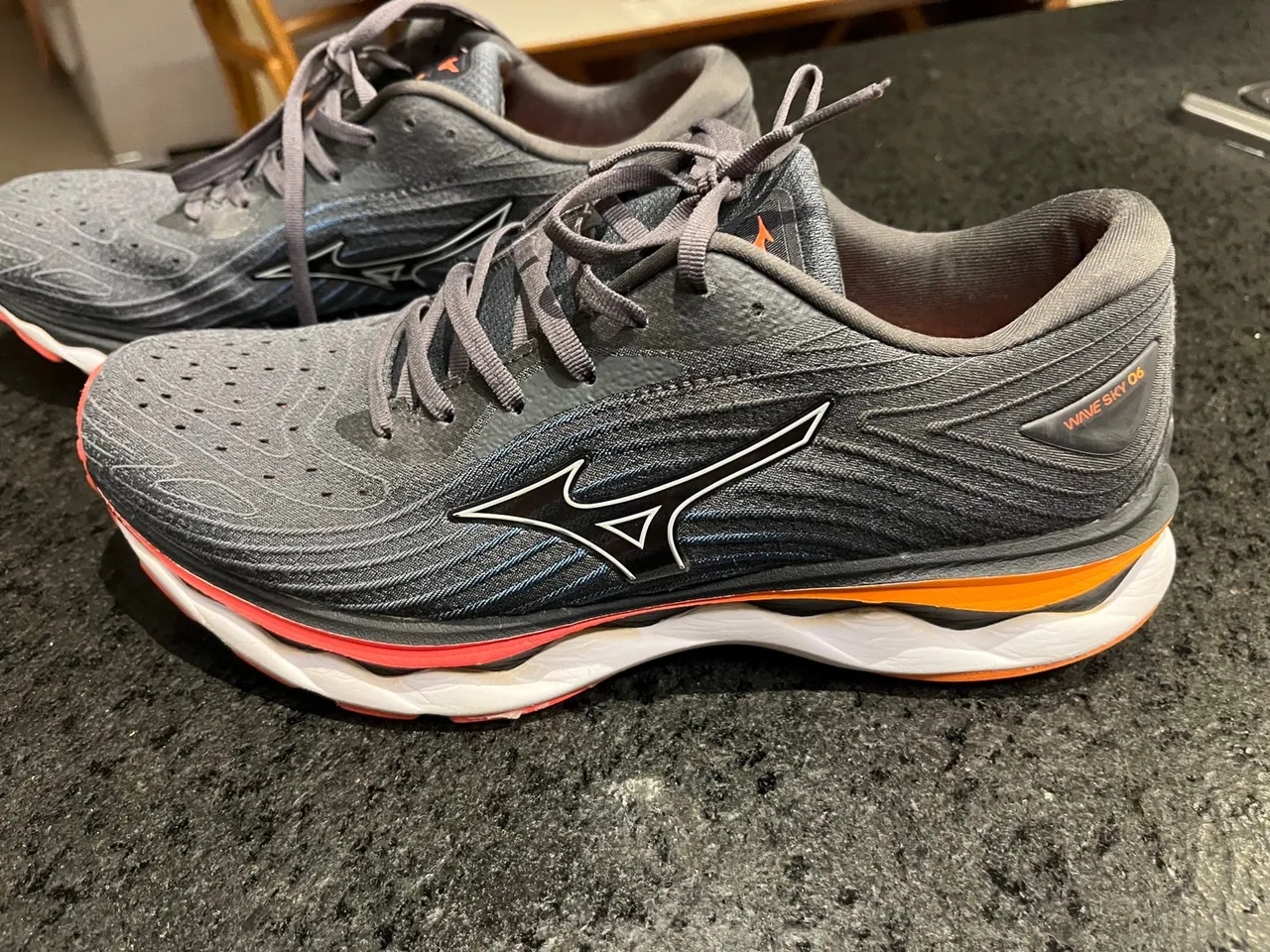 Tênis Mizuno Wave Sky 6 - Cinza