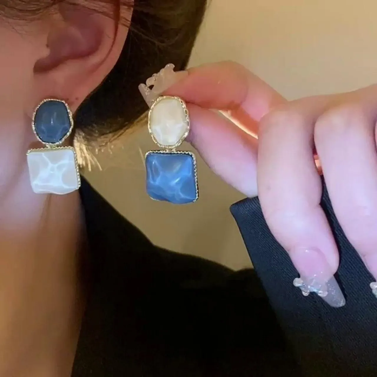 Brincos perolado e azul