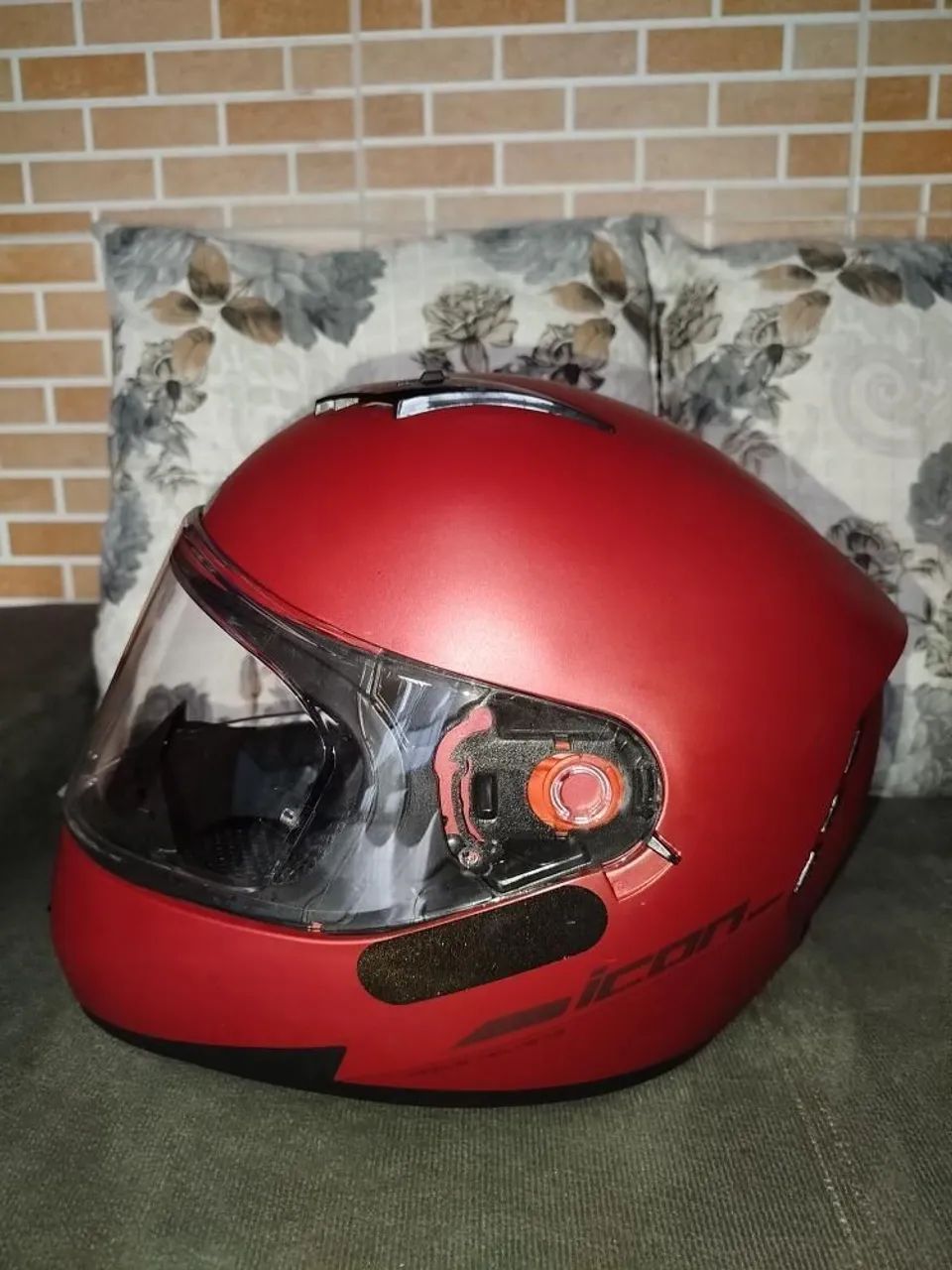 Capacete Vermelho Fosco Com Visor Escuro. - Foto 4