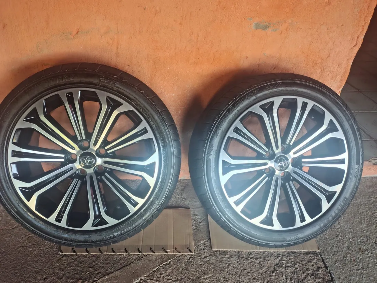 Rodas Esportivas Toyota com Pneus