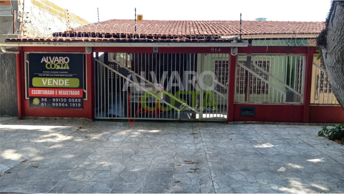 Casa para venda com 3 quartos sendo os 3 com suíte, o imóvel ainda dispõe de três apartame