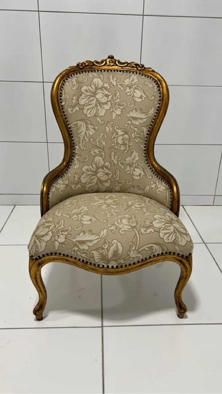 Par de Poltronas Originais Estilo Vitoriano com detalhes dourados