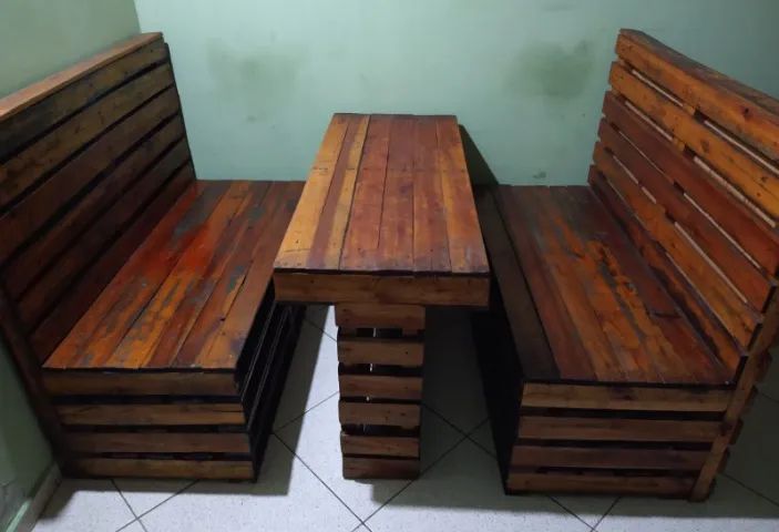 1 Mesa Rústica + 2 Bancos de Pallet / Estrutura Reforçada / Pintura em Verniz marítimo. - Foto 2
