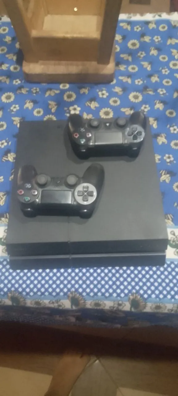 PS4 fat em perfeito estado jogos de brinde qualquer dúvida conversa comigo troco em pc