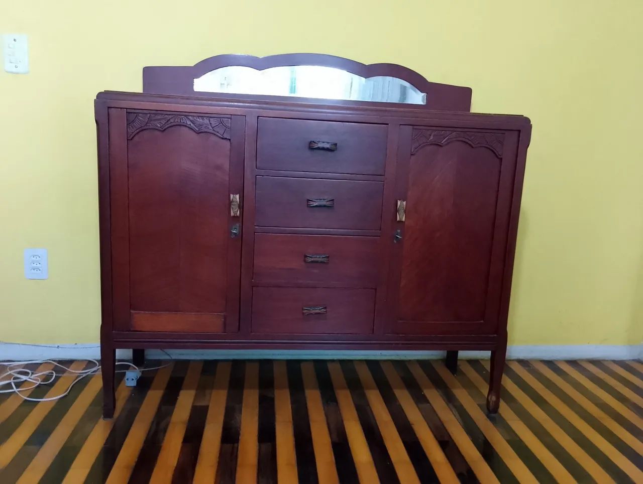 Cômoda antiga conservada, tem mais de cem anos, puxadores originais.