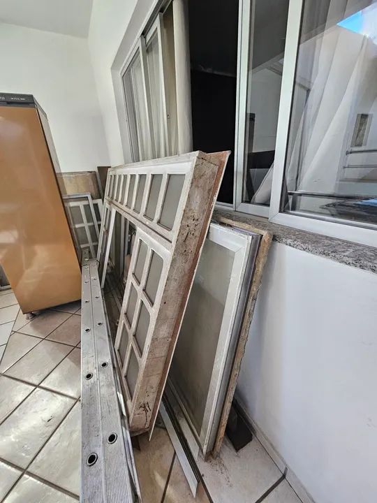 Janelas e Bascula de Alumínio, janela madeira e bancada de Granito com cuba.