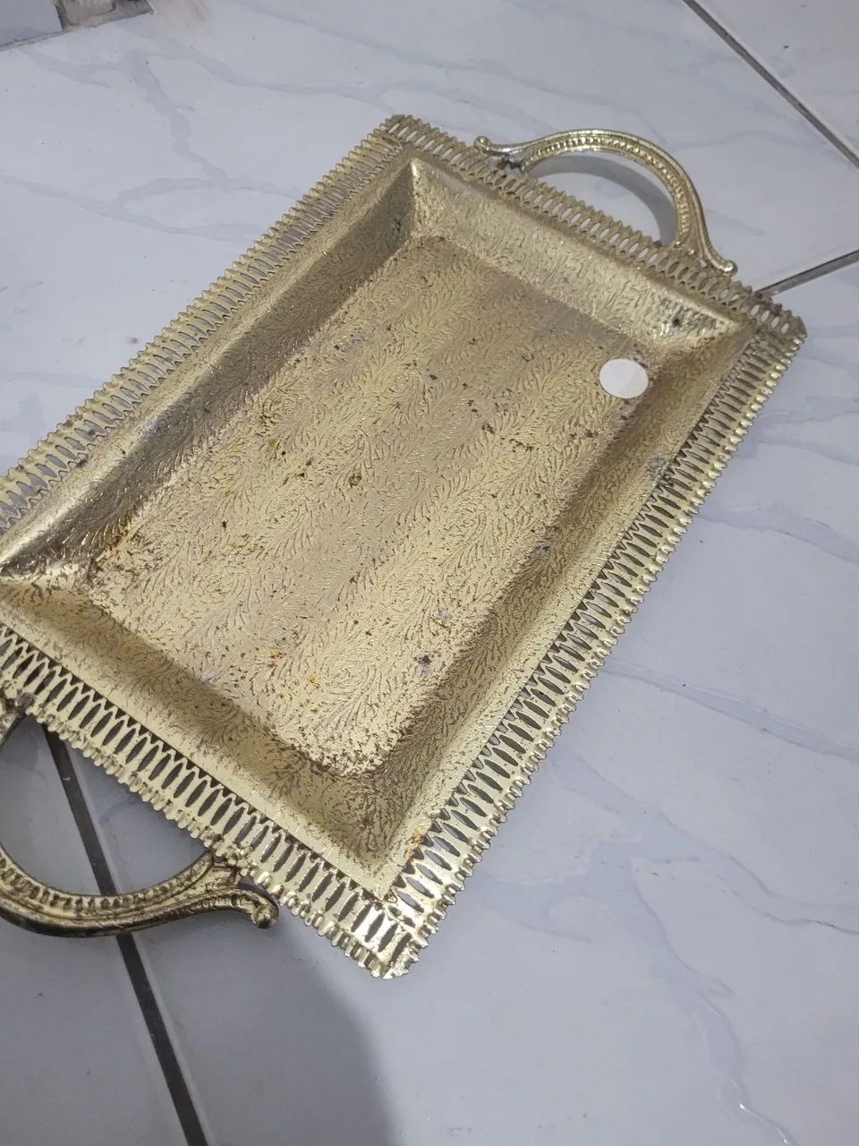 Bandeja dourada decorativa com alças