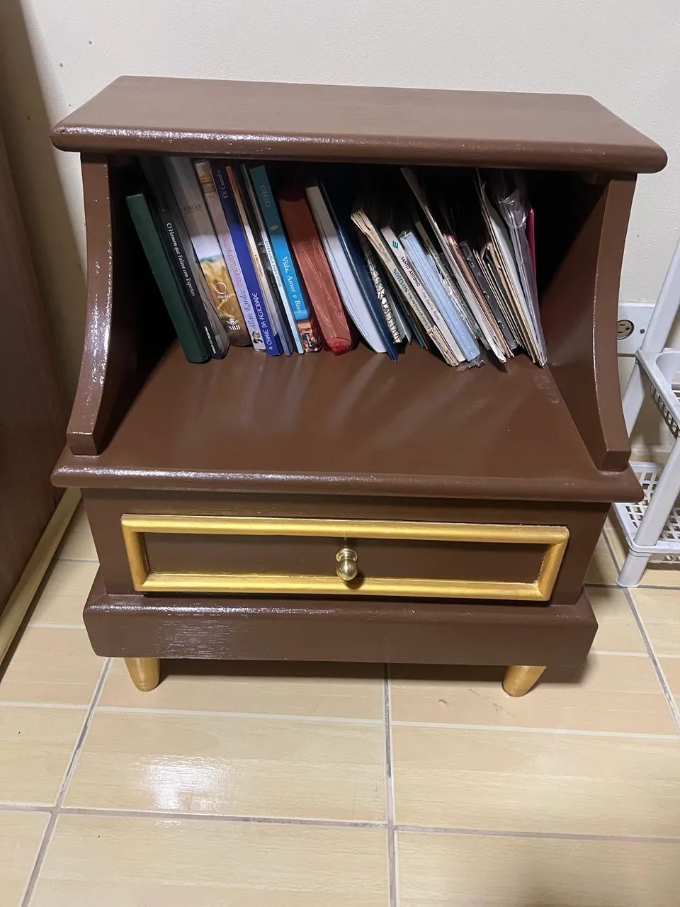 Mesa de cabeceira provençal retrô