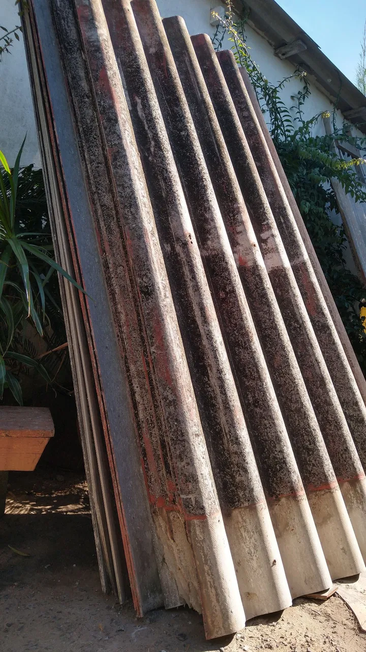 +- 50 Telhas 6mm, de 2,44m e 2,10m, usadas em ótimo estado