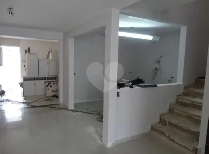 Sobrado para venda possui 156 metros quadrados com 3 quartos em Campo Comprido - Curitiba